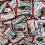 خرید و قیمت شکلات ویفر فله ای آکوند با مغز بادام زمینی