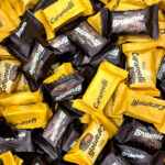 خرید و قیمت شکلات فله ای میکس کاراملی و براونی