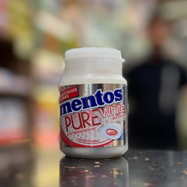 آدامس طعم توت فرنگی سفید کننده بدون قند منتوس 56 گرمی | mentos